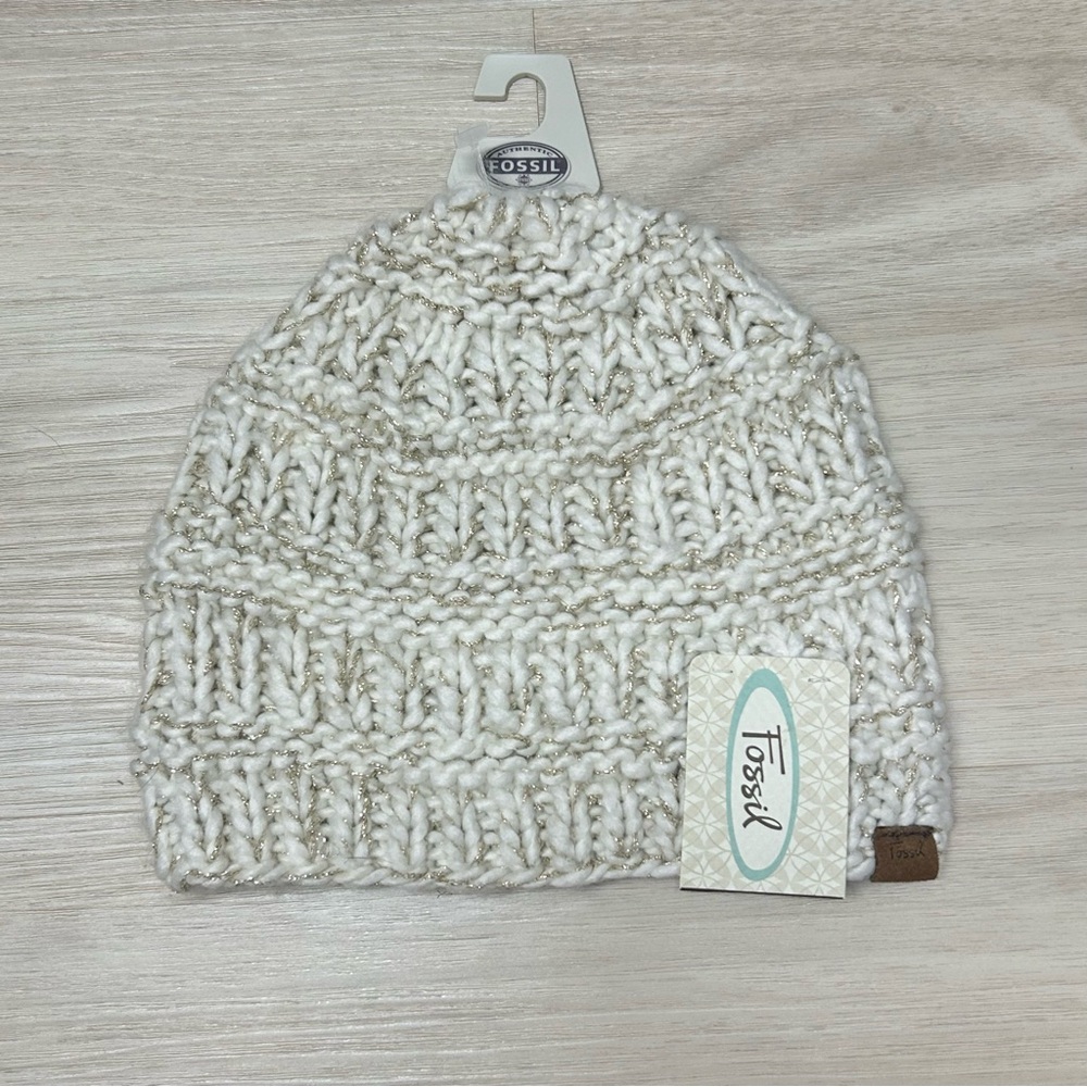 Fossil Launa Beanie Cream Gold Knit New msrp $36
New with tags